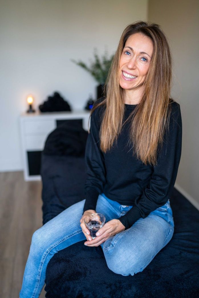 Portretfoto van masseur Karen van de Kant en eigenaar van Massage Atelier Karen