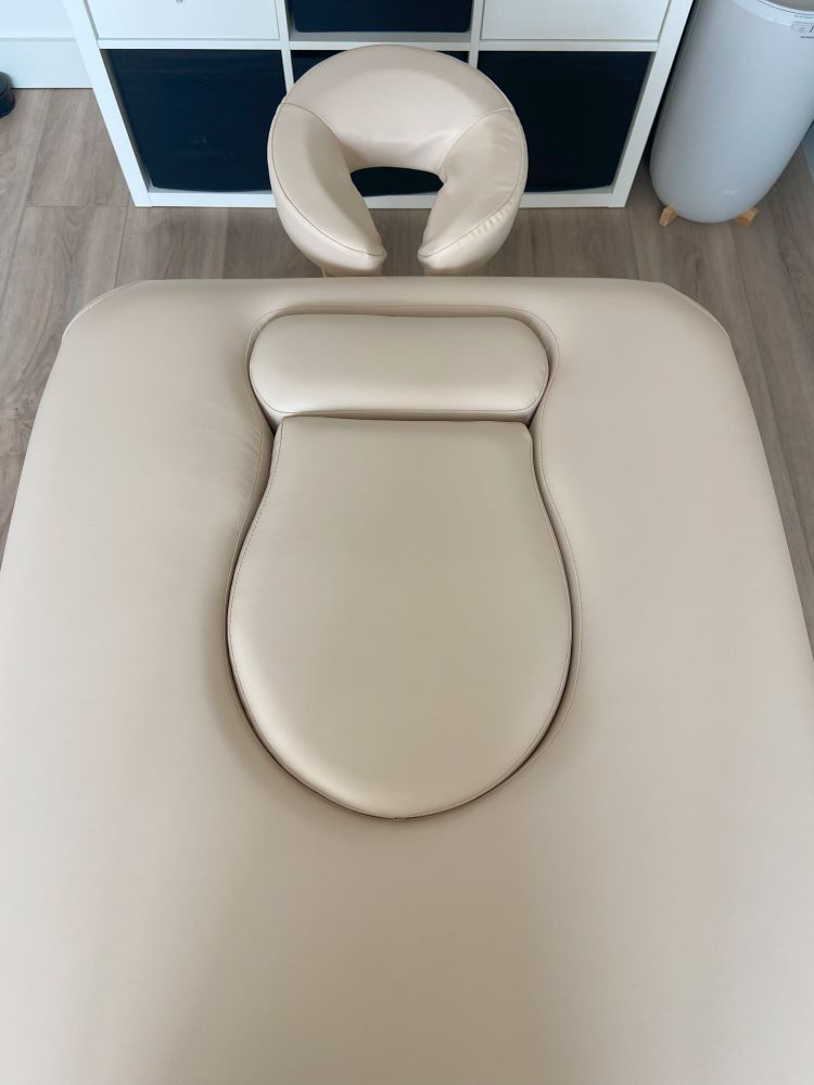 Massagetafel met uitsparingen voor buik en borsten.